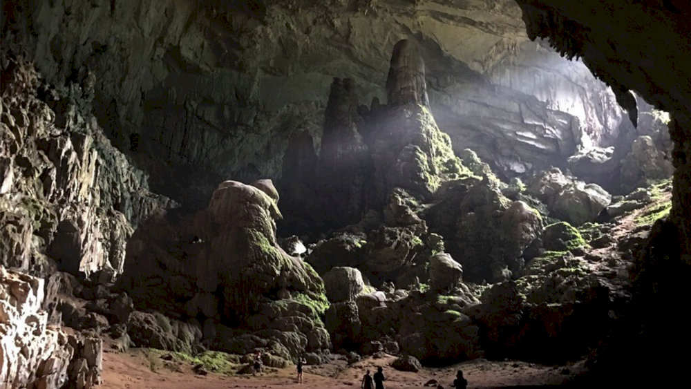 Khung cảnh hùng vĩ trong Hang Dơi.